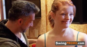 Karısının önünde başka adamın aletini yalayıp emiyor